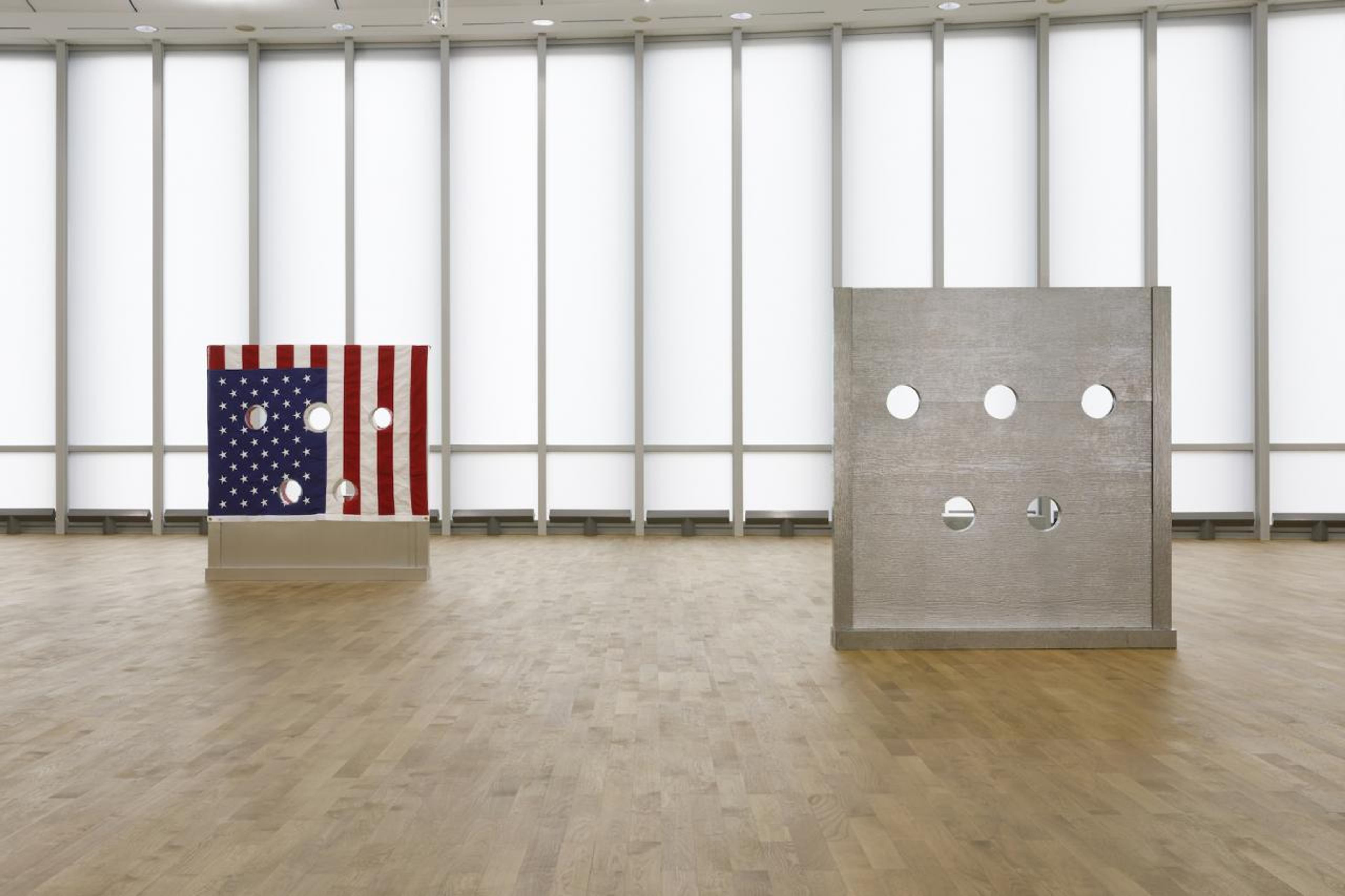 On the left: Cady Noland, Gibbet (1993/1994)  Courtesy The Brant Foundation, Greenwich, Connecticut (US) On the right: Cady Noland,  Beltway Terror  (1993/1994) Courtesy The Brant Foundation, Greenwich, Connecticut (US) Installation view MUSEUM MMK FÜR MODERNE KUNST; Photo: Axel Schneider