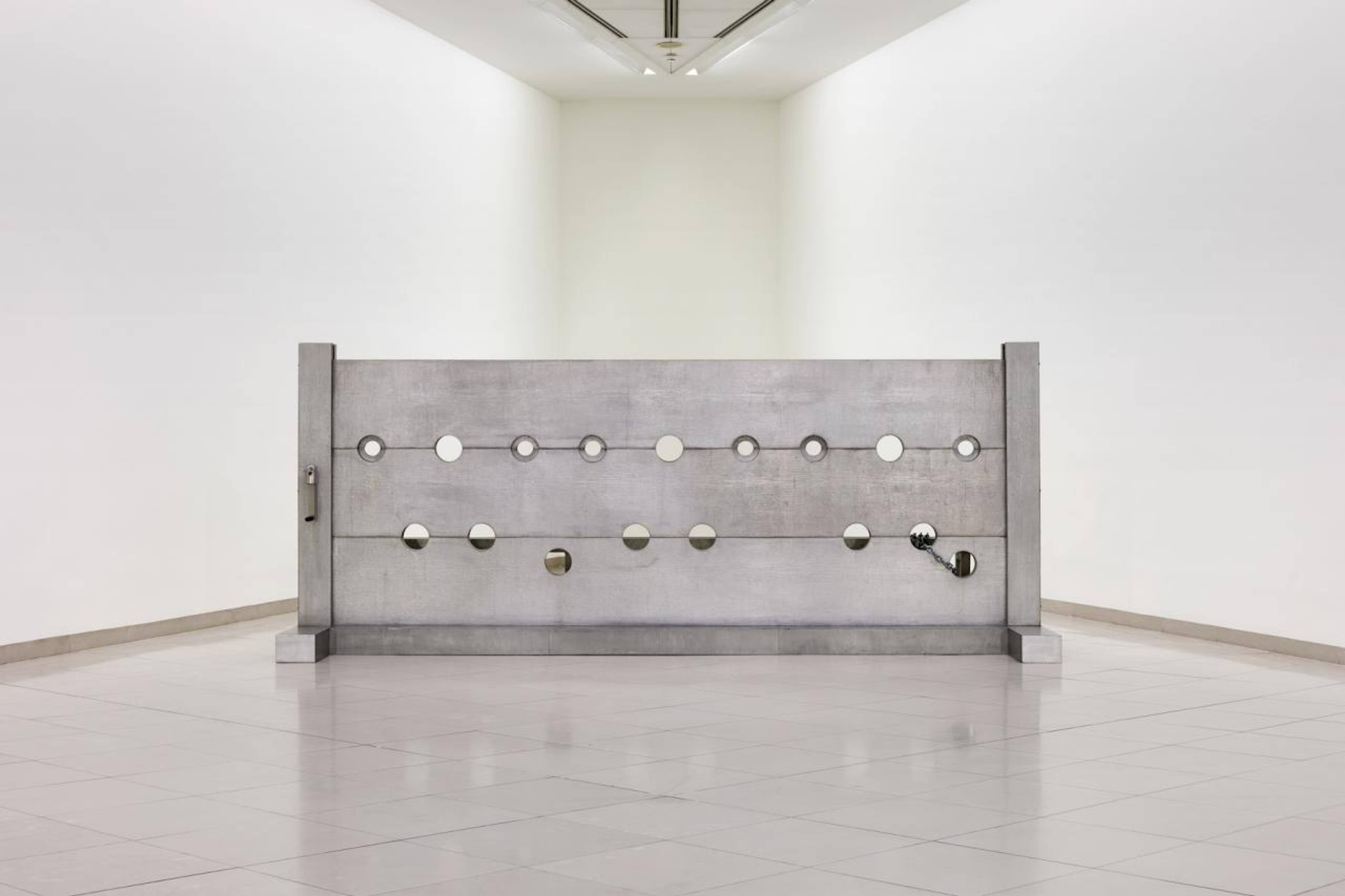 Cady Noland Tower of Terror  (1993) Courtesy Glenstone Museum, Potomac, Maryland (US), Installation view MUSEUM MMK FÜR MODERNE KUNST, Photo: Axel Schneider