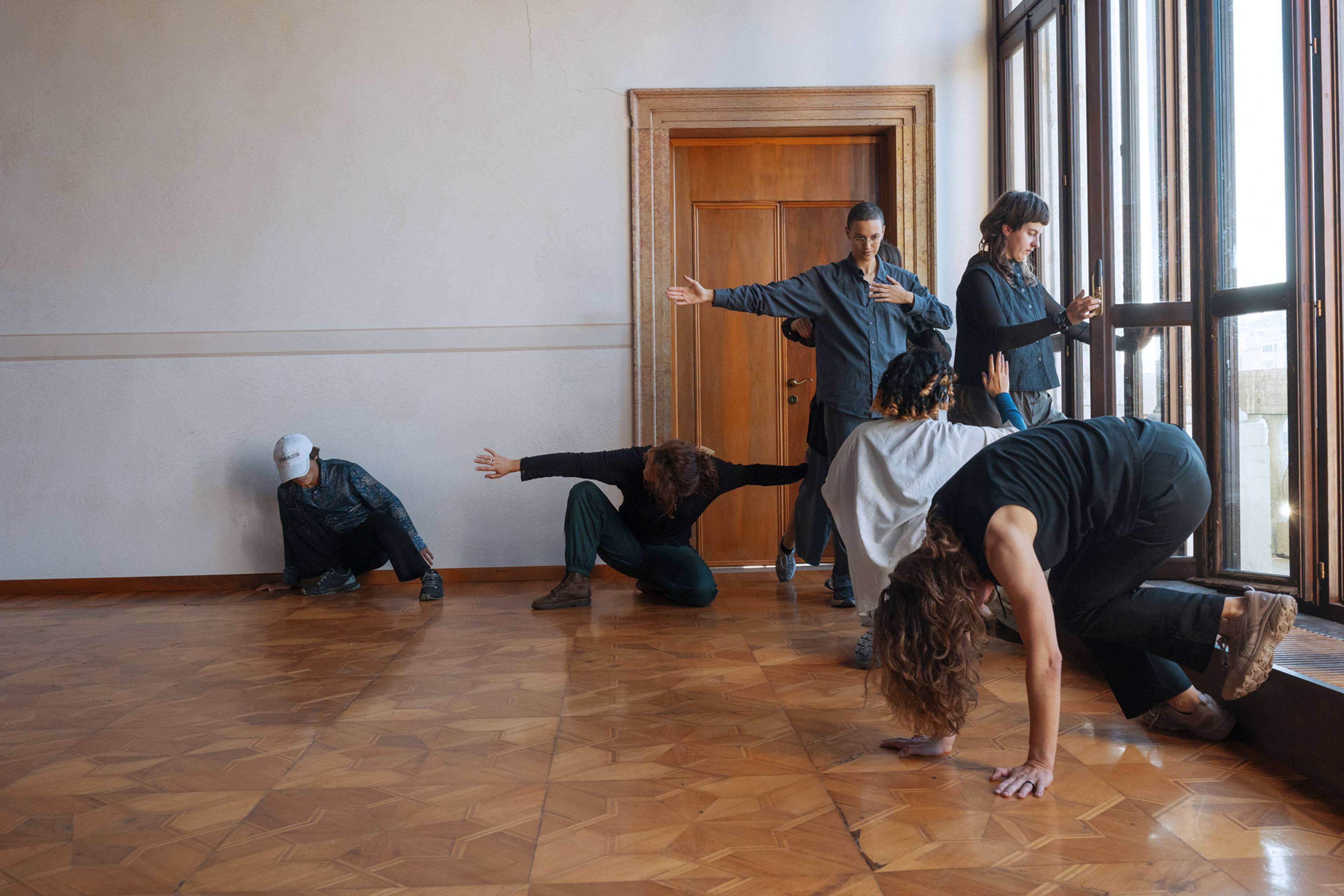 Klasse für Performative Künste (HGB Leipzig) & Friends, led by Isabel Lewis. Class documentation, Palazzo Bembo, Venice, 2024