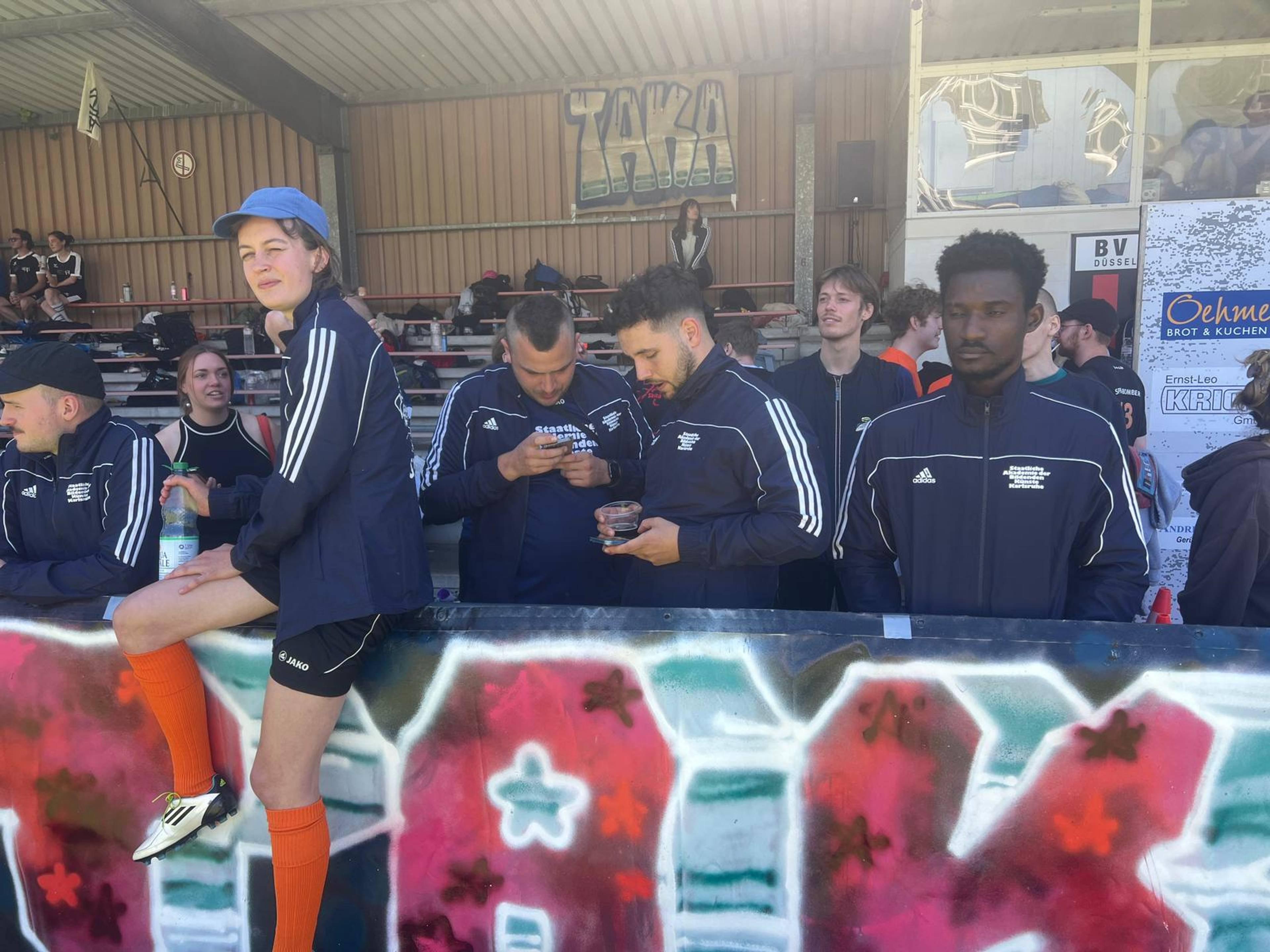 Team of the Karlsruhe Art Academy, dressed in SPIKE jackets, before the match