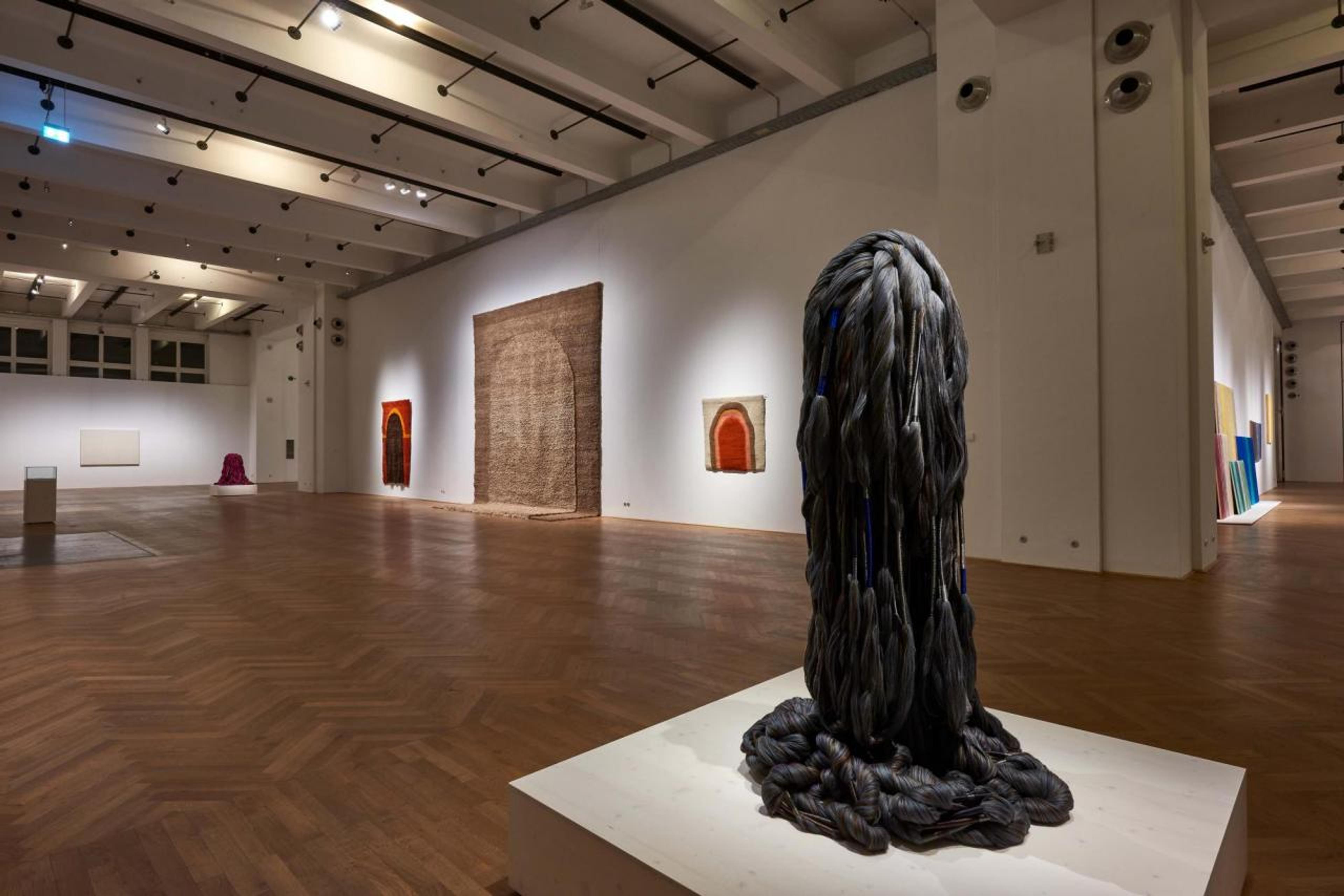 MAK Exhibition View, 2020 SHEILA HICKS: Thread, Trees, River in the front: Menhir , 1998-2004 MAK Exhibition Hall &copy; MAK/Georg Mayer