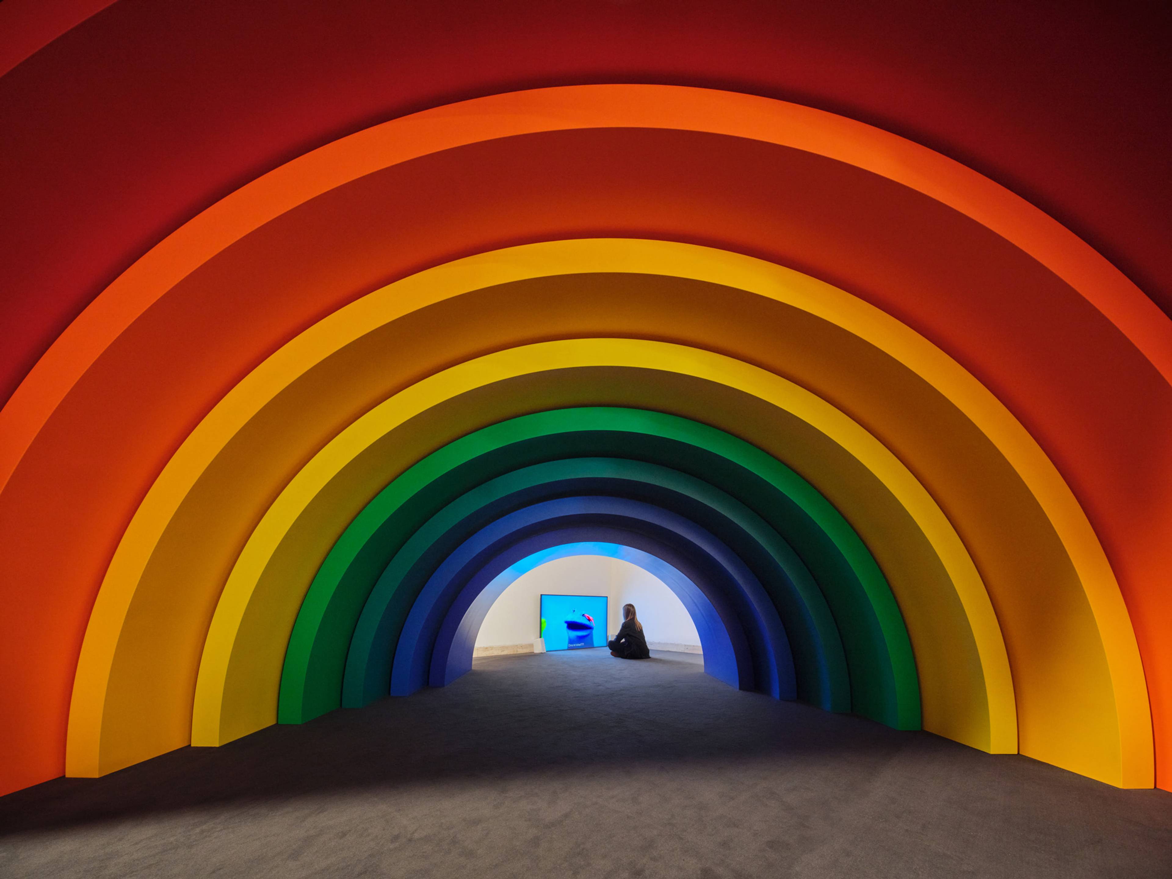 Emily Floyd, Steiner Rainbow (6 Meters), 2025; behind: Jan Peter Hammer, The Jungle Book, 2013