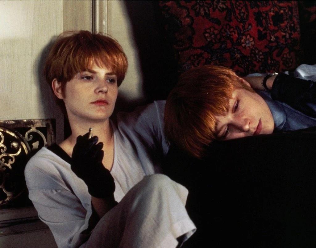 Bridget Fonda and Jennifer Jason Leigh in Single White Female (1992)
