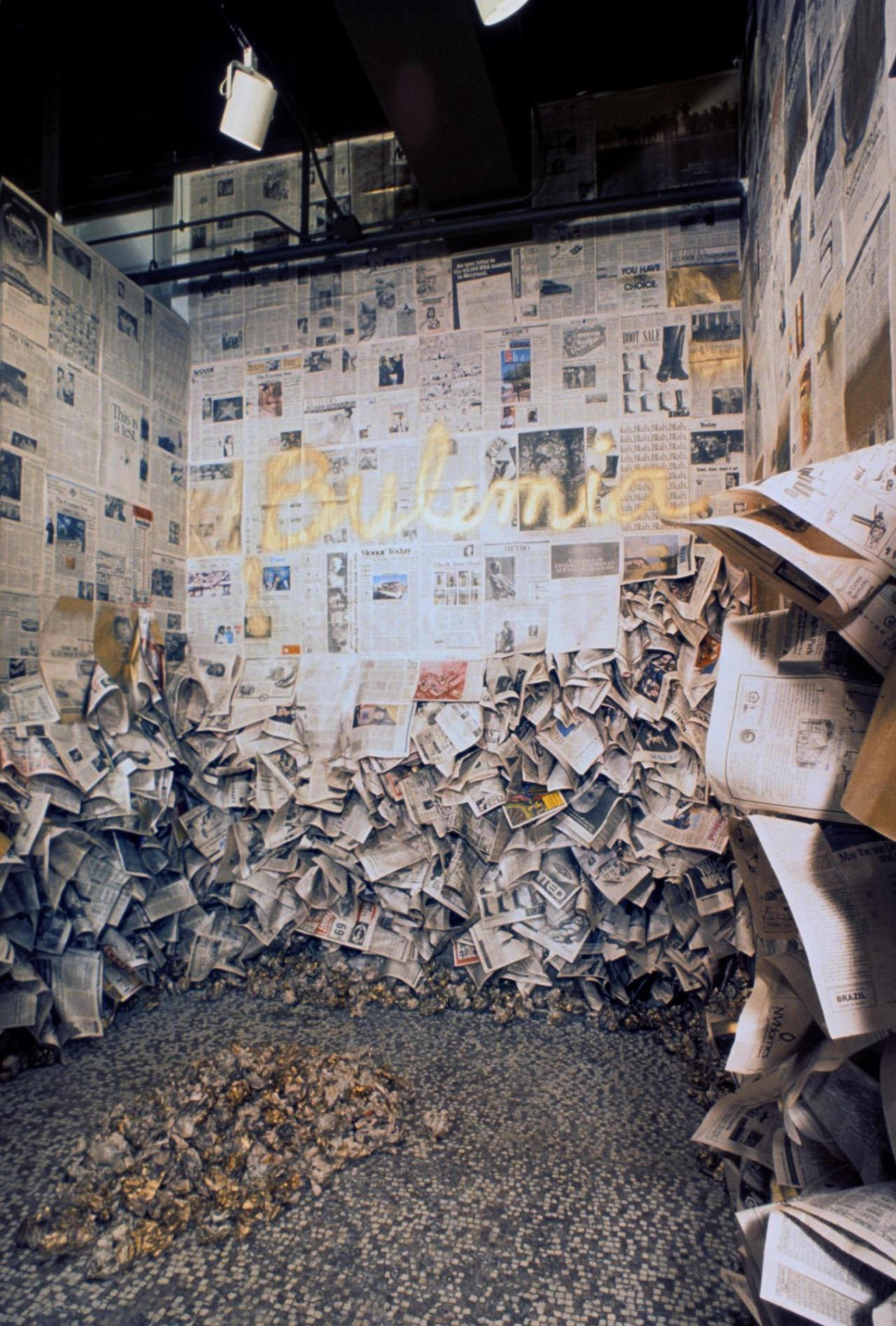 Senga Nengudi, Bulemia , 1988 Installation: Zeitungspapier, Sprühlack Photo: Howard Ehrenfeld. Courtesy: Howard Ehrenfeld