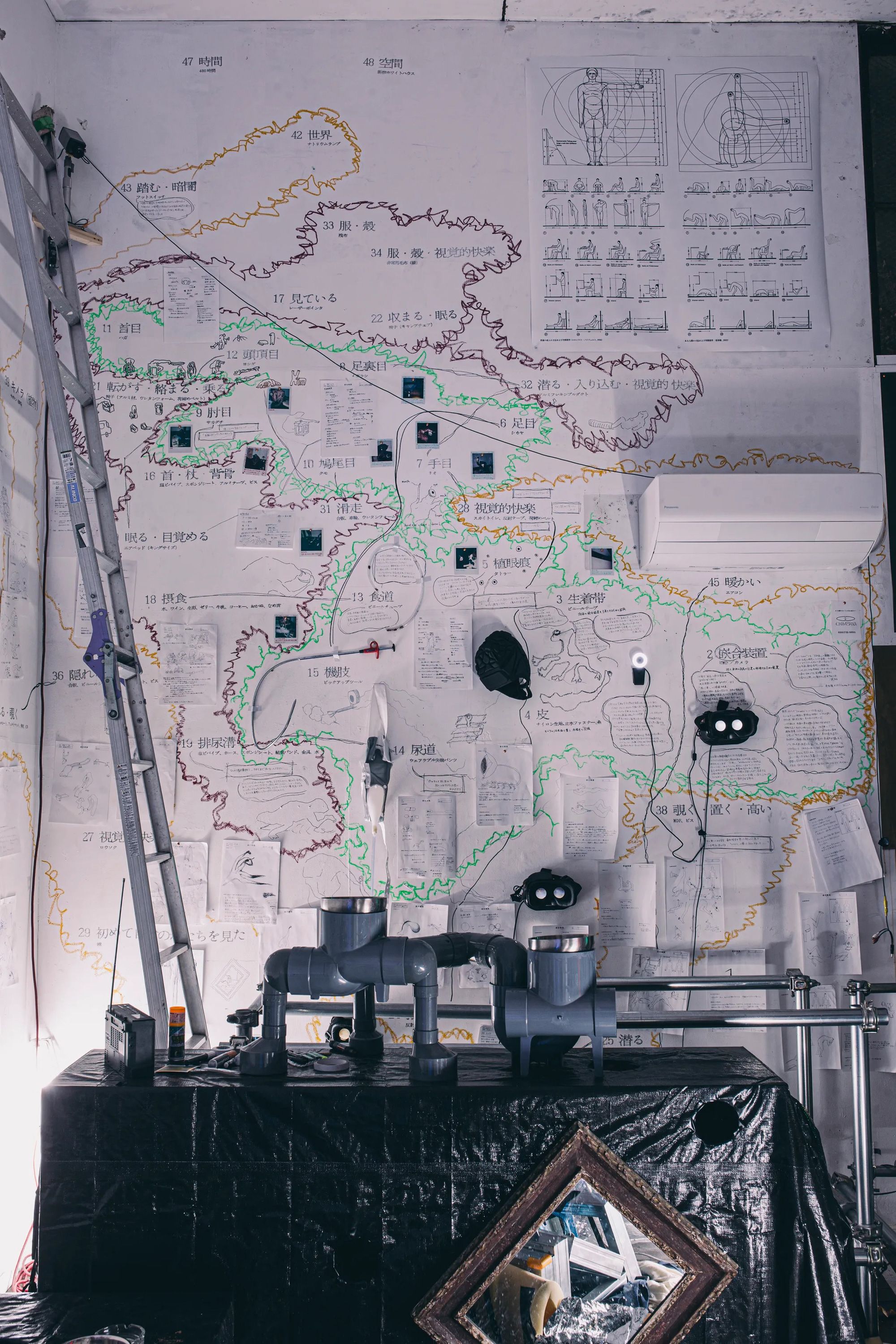 Shin Hanagata, CHIMERIA, 2025—. Installation view, Shinjuku Whitehouse, Tokyo, 2025. Photo: Rakutaro Ogiwara