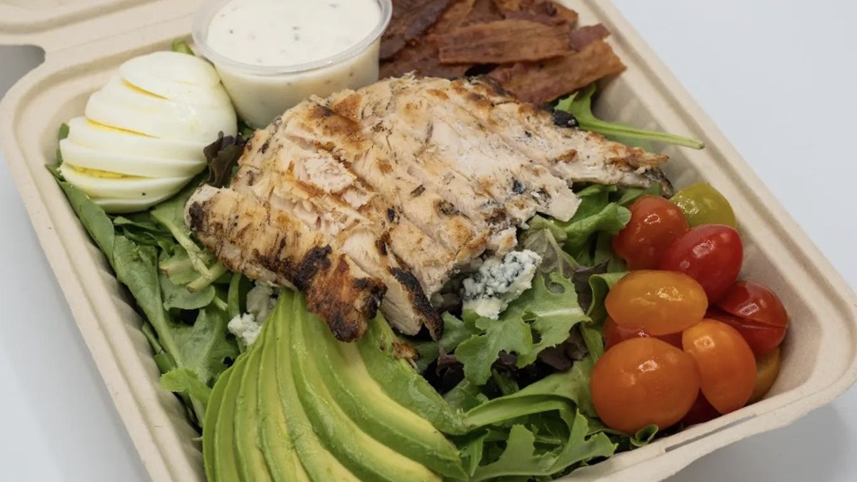 20 Years of Aloha Salads: How a Kailua Restaurant Became an Oahu Favorite
