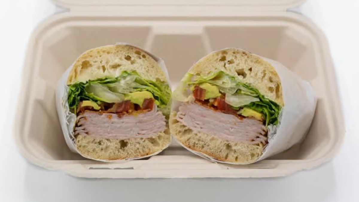 Salad Trays vs. Sandwich Platters: What Should You Order for a Group?