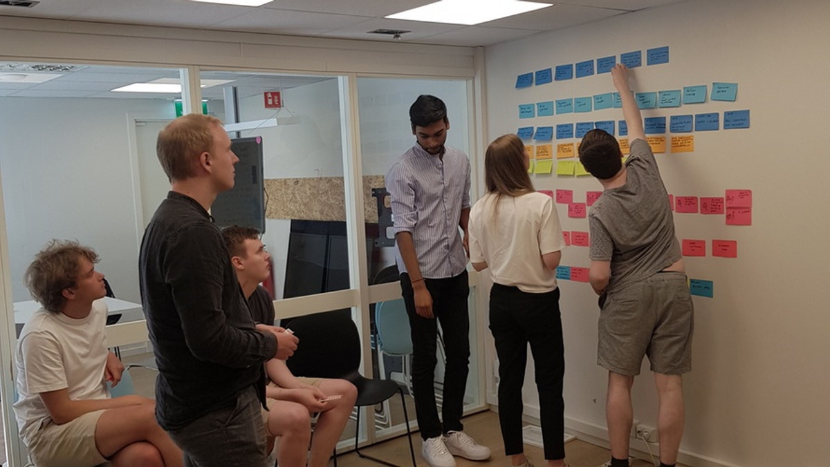 Studenen jobber sammen i team