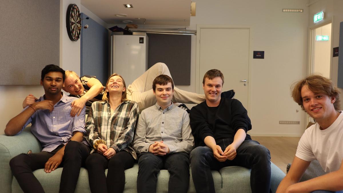 Teamet sittende i sofaen i kontorlokalet til Kantega