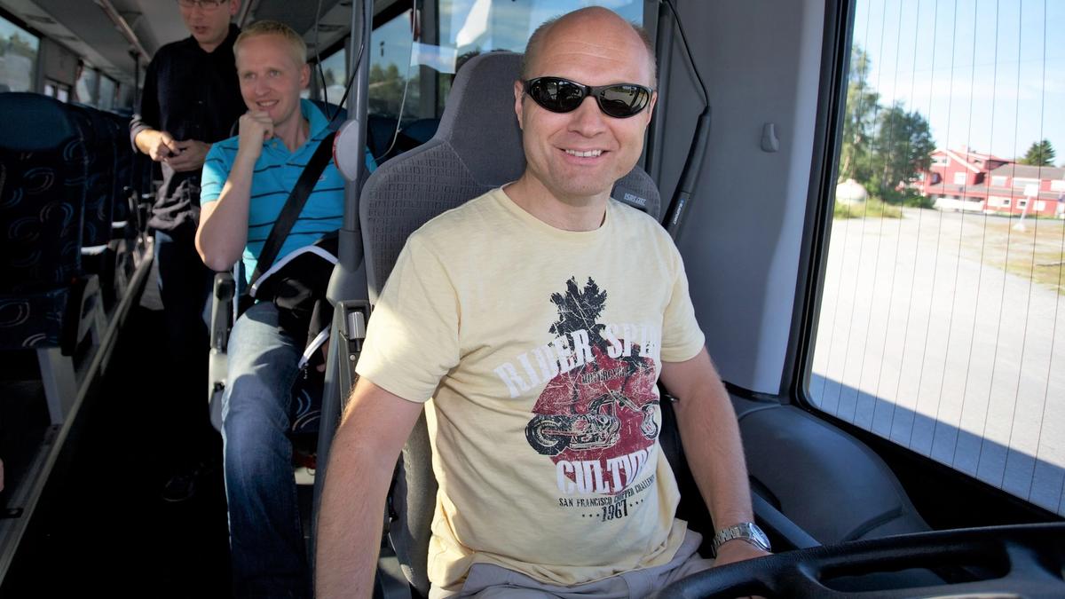 Bilde av buss-sjåfør og passasjerer