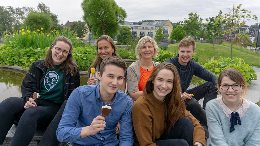 Trondheims-studentene spiser is i parken