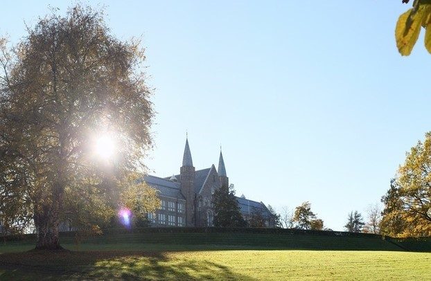 NTNUs hovedbygning på Gløshaugen, sett fra plenen.