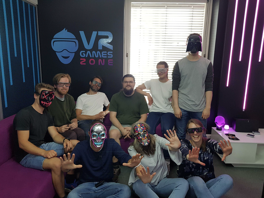 Studentene pluss ansatte ved kantega med masker og briller på "VR Games zone".