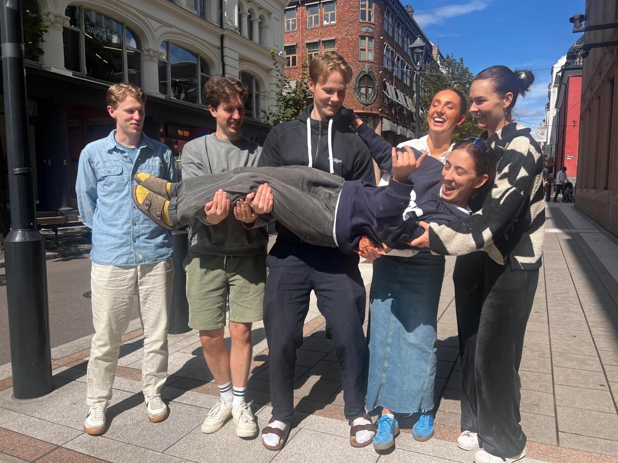 Bilde av sommerstudentene utenfor Oslo-kontoret. Fra venstre: Vetle, Sigurd, Eivind, Andrea, Lina og Sanjat i front.