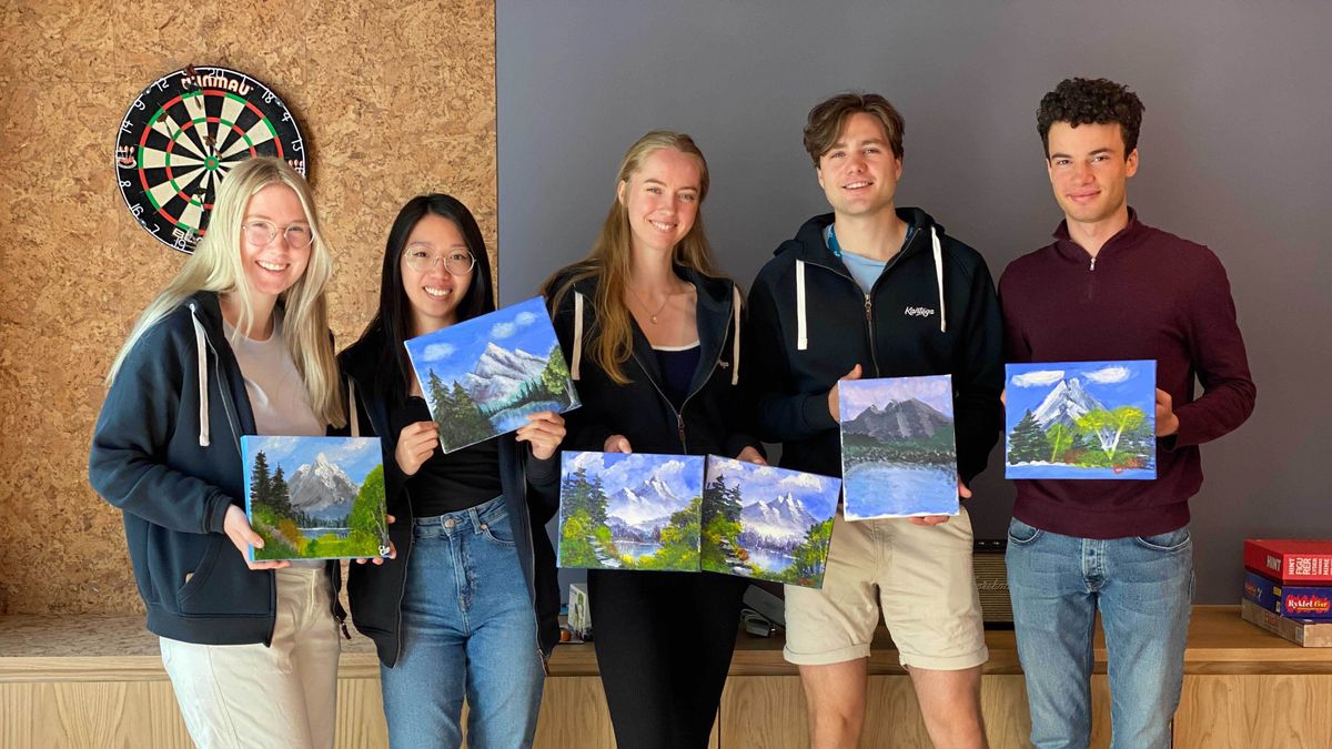 Studentene med egne malerier fra Paint´n´sip