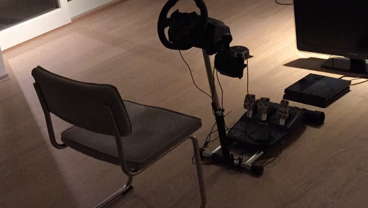 Bilde av en rimeligere variant av simracers utstyr.