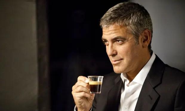 Bilde av George Clooney som drikker kaffe.
