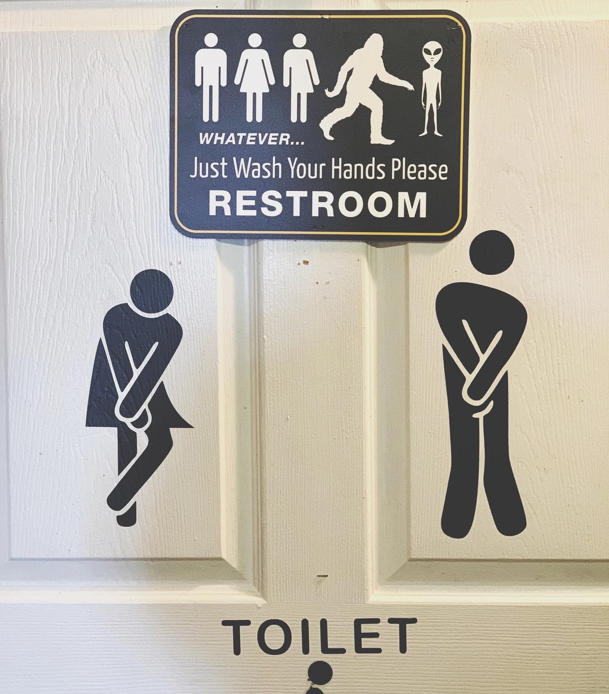 Skilt på toalett som viser at alle kjønn; han, hun hen kan bruke det.
