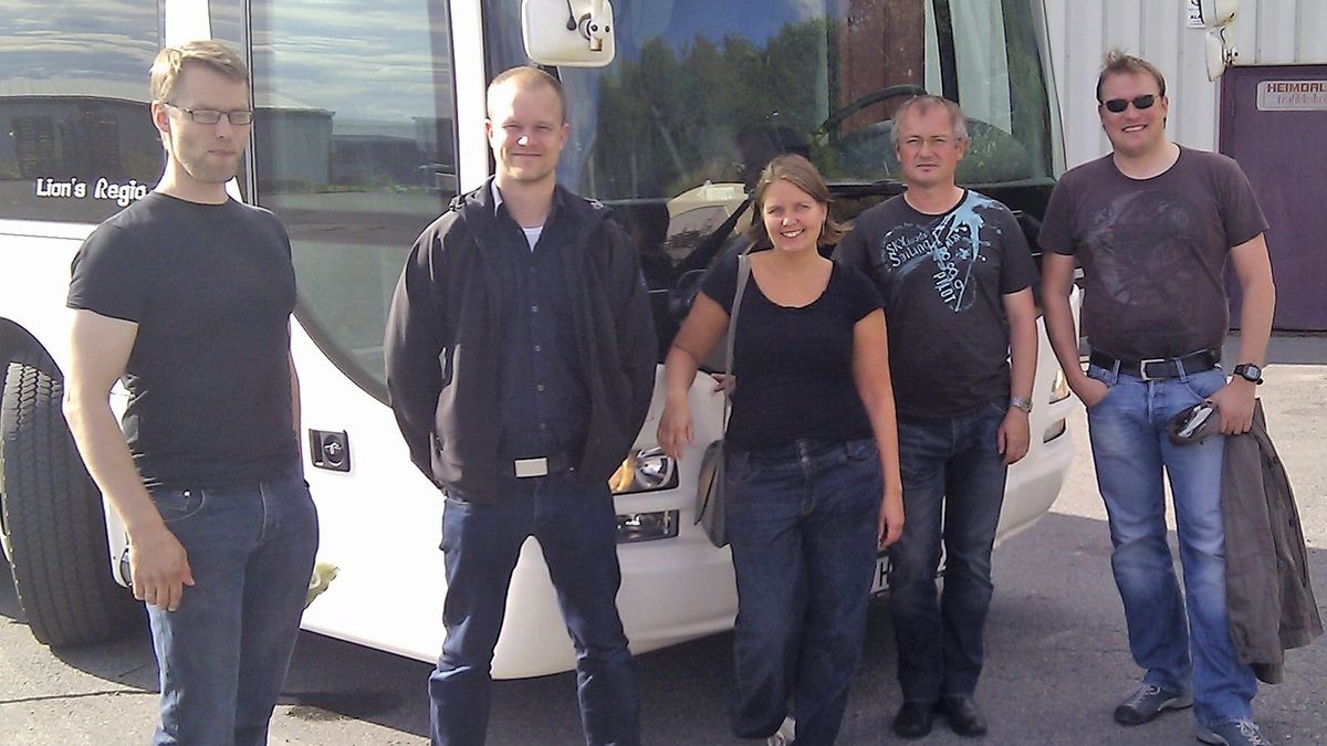 5 personer foran buss