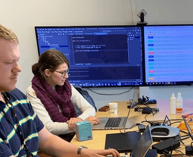 Jostein og Karen Maria på hackaton.