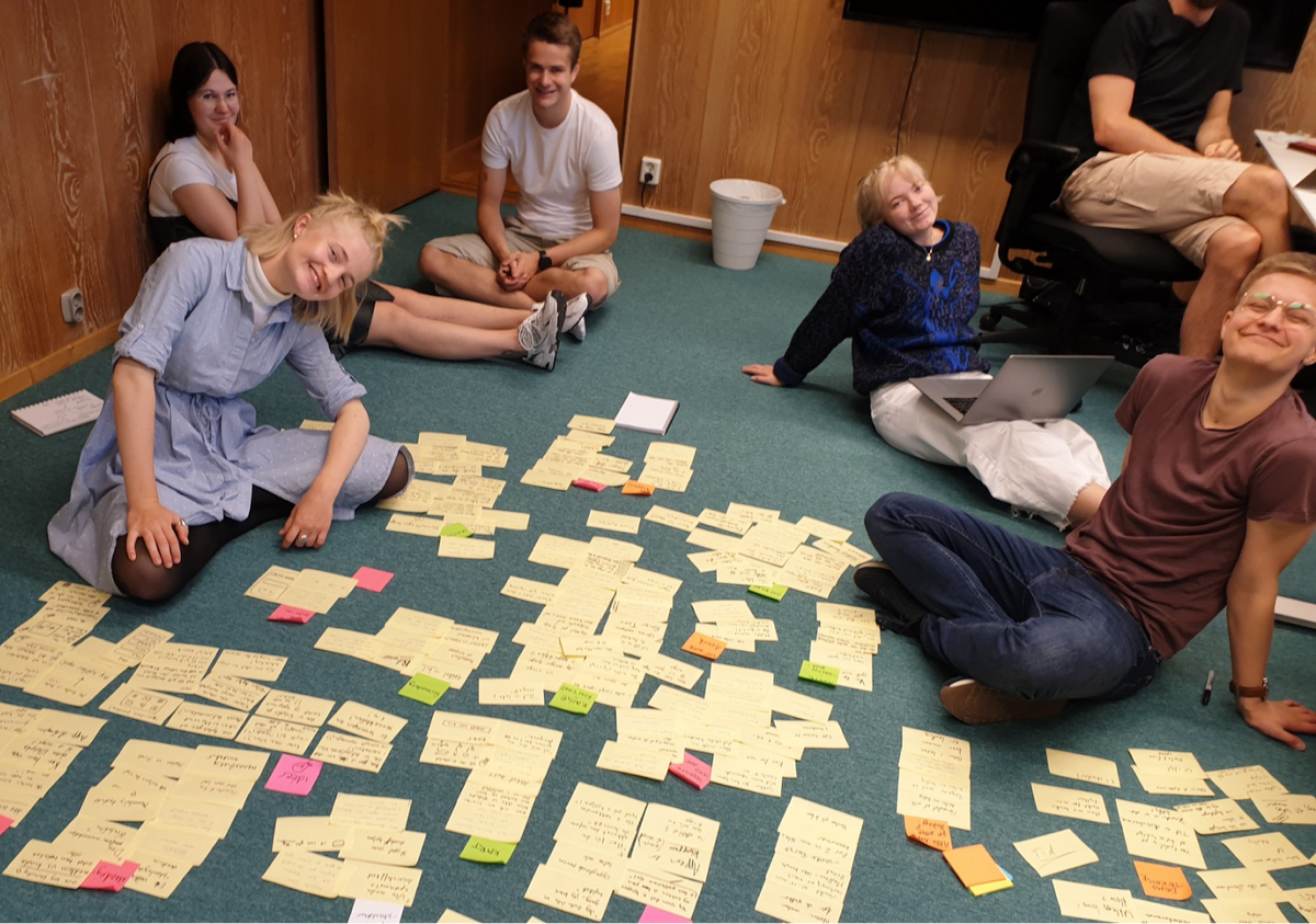 Gruppe med mennesker og masse postits