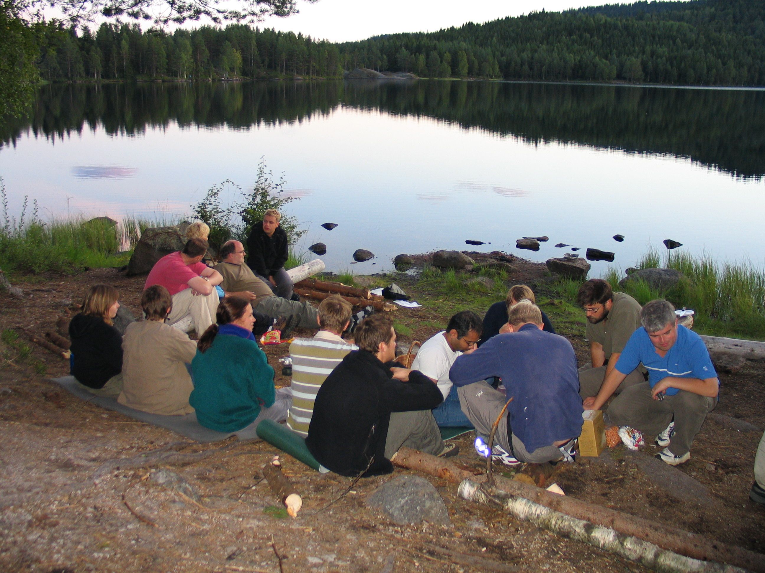 Avslapning rundt bålet under fellessamling i Kantega i 2003