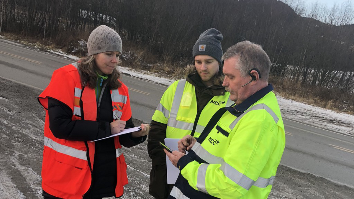 En fra Kantega som utfører brukertest på to menn fra statens vegvesen.