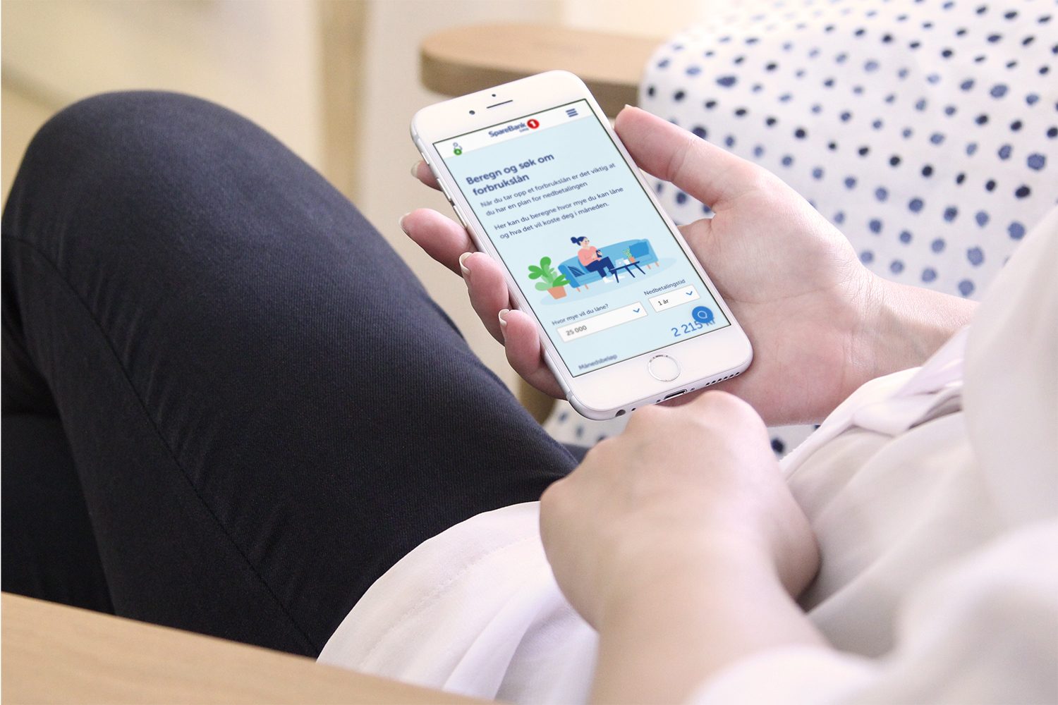 En person bruker en kredittjeneste på mobiltelefonen.