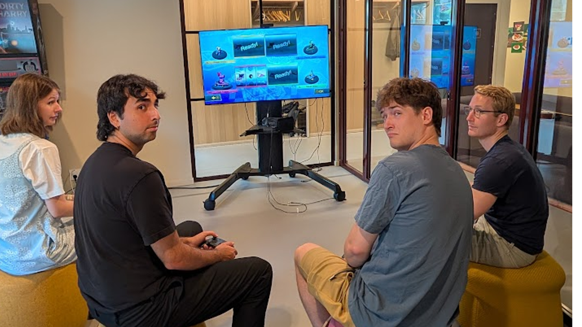 Studentene spiller Mariokart på kontoret