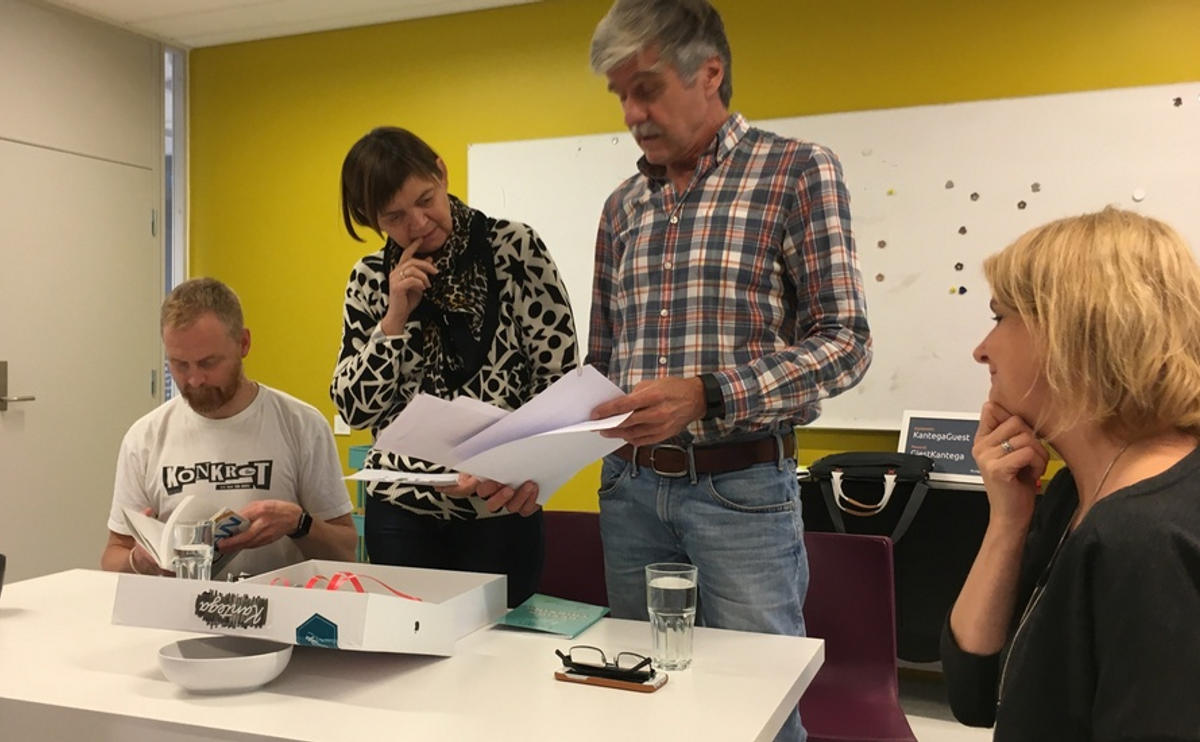 To kunder og to kollegaer som tester produktet