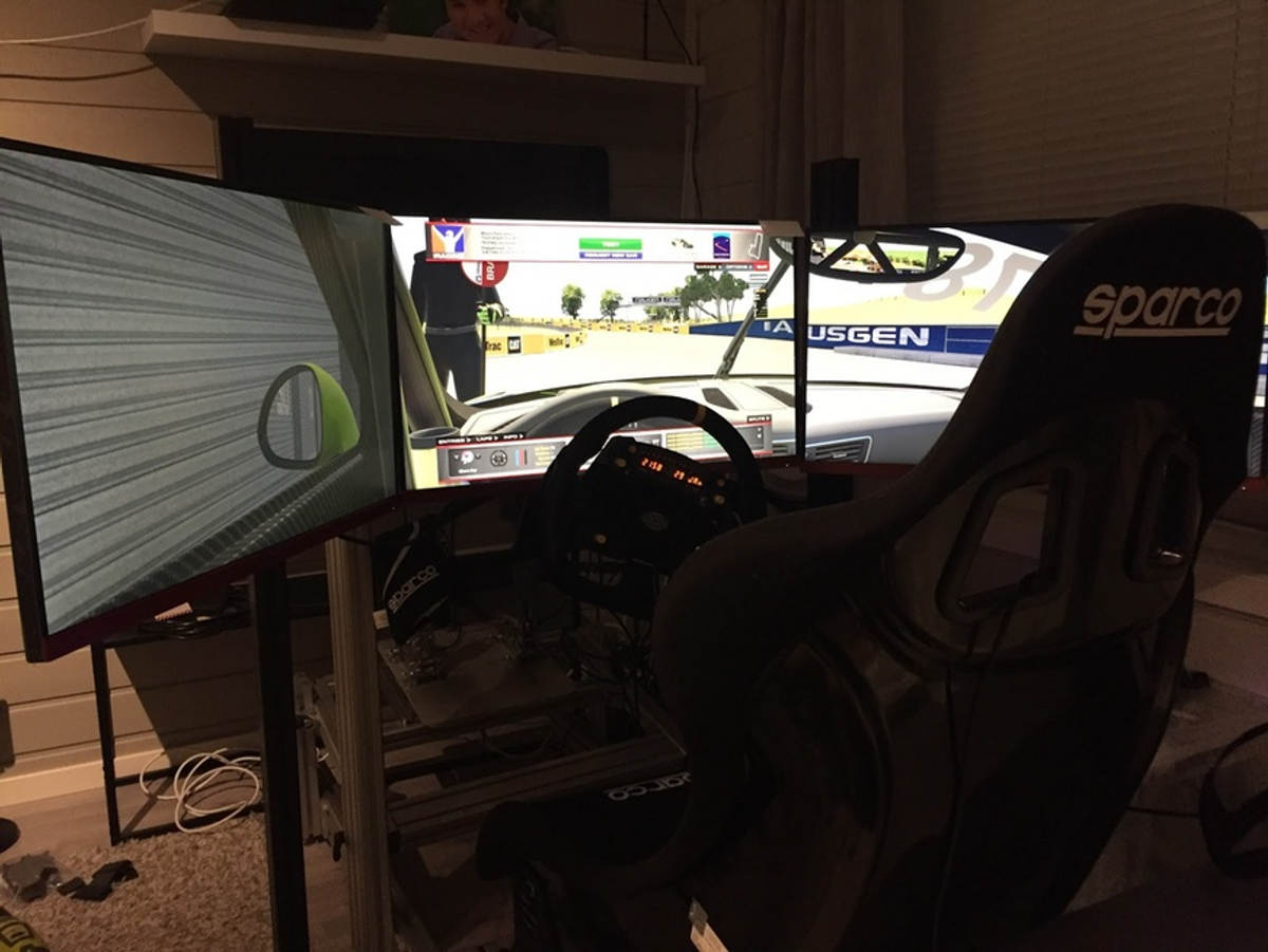 Bilde av en dyrene og større variant av simracers utstyr.