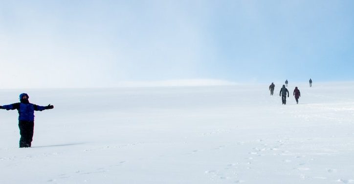 bilde av mennesker som går tur i snøen
