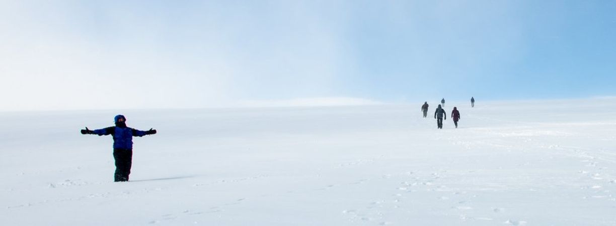 bilde av mennesker som går tur i snøen