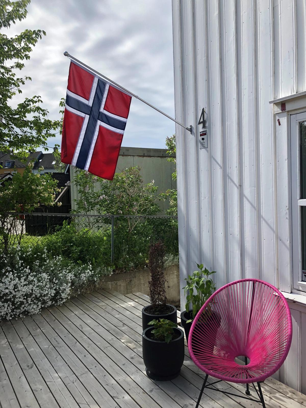 Feiring med flagg på hjemmekontoret