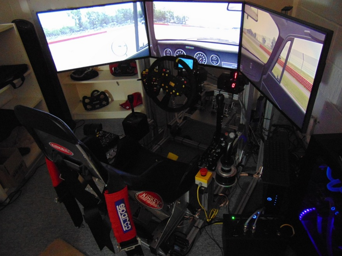 Et multiskjermoppsett. Skjermene er satt litt på skrå i ytterkant for å bedre perspektiv og synsfelt.