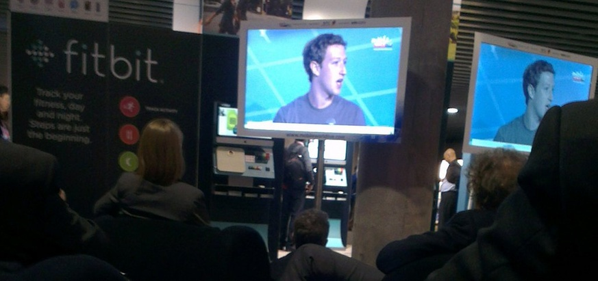 Mark Zuckerberg på en skjerm med en forsamling foran