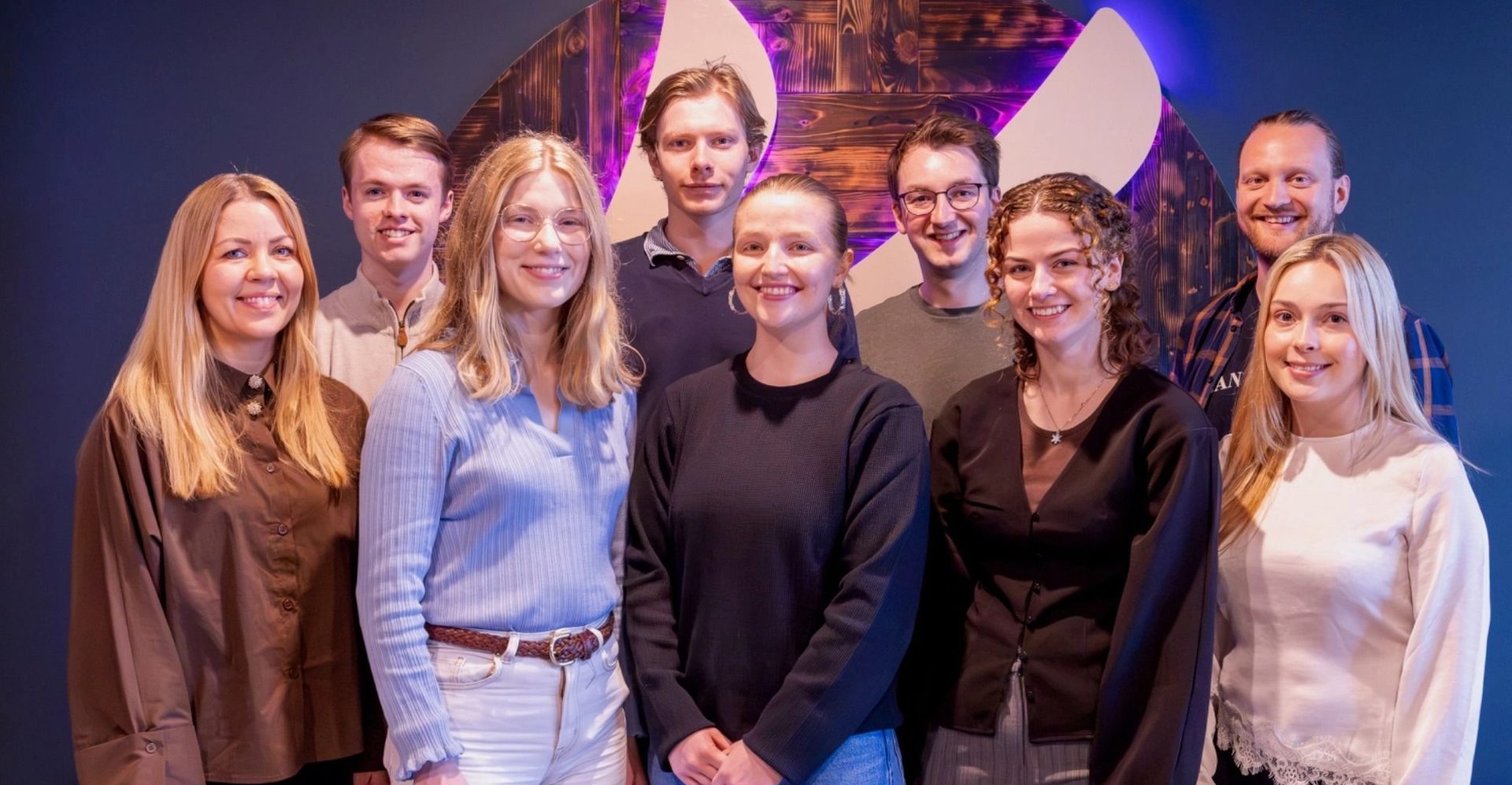 Gruppebilde av både sommerstudenter og veilederene
