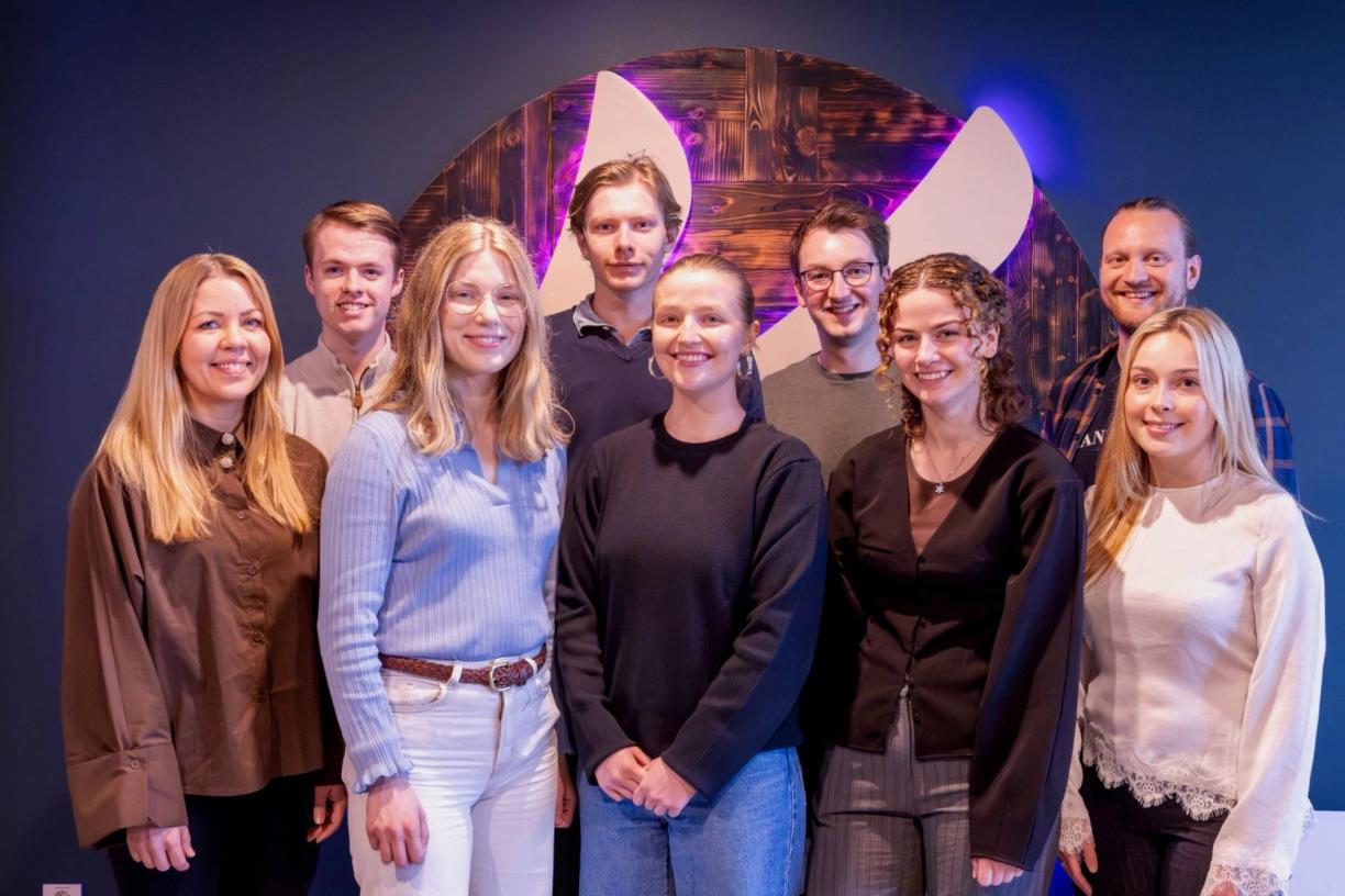 Gruppebilde av både sommerstudenter og veilederene