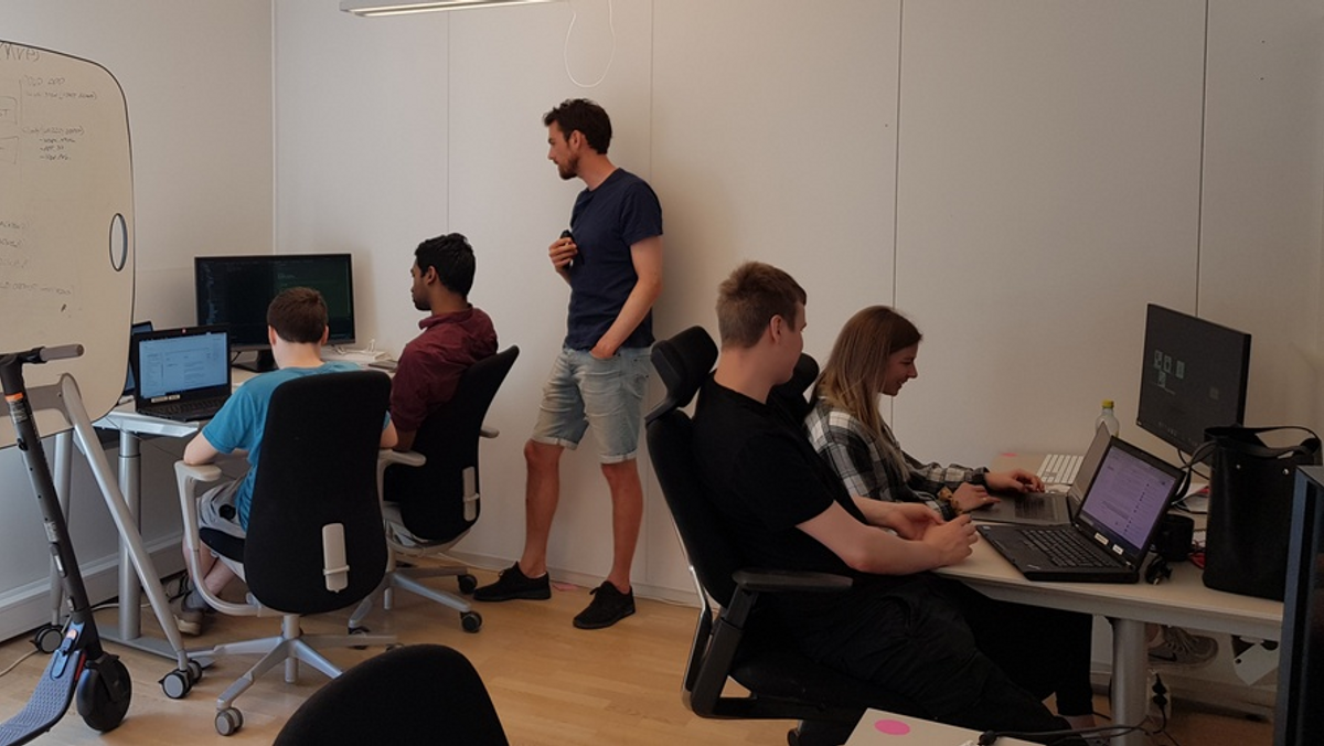 Studentene jobber med prosjektet