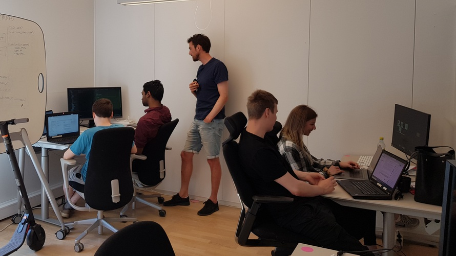 Studentene jobber med prosjektet