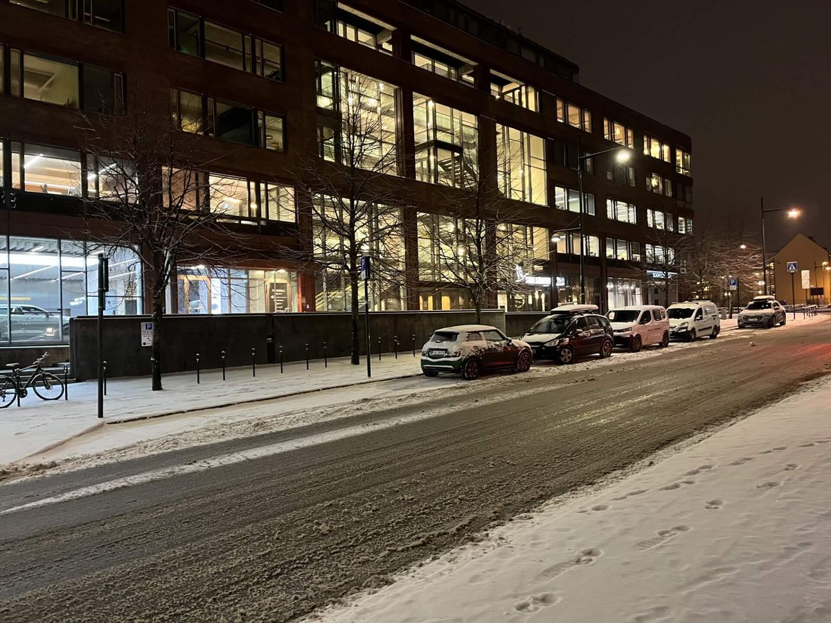 Bilde av en parkeringsplass med noen biler parkert