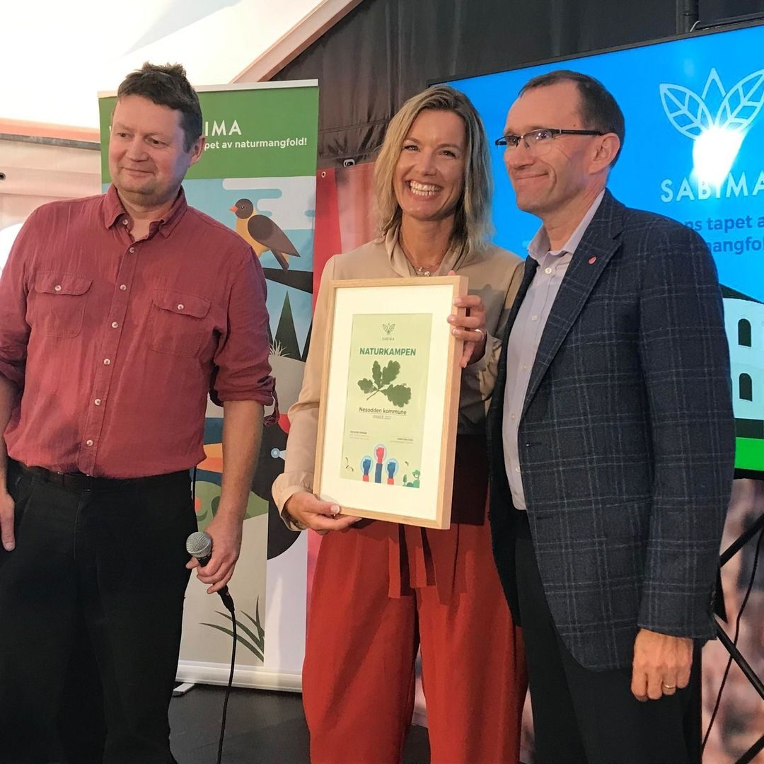 Representanter mottar prisen for Nesodden som vinner av Naturkampen 2022.