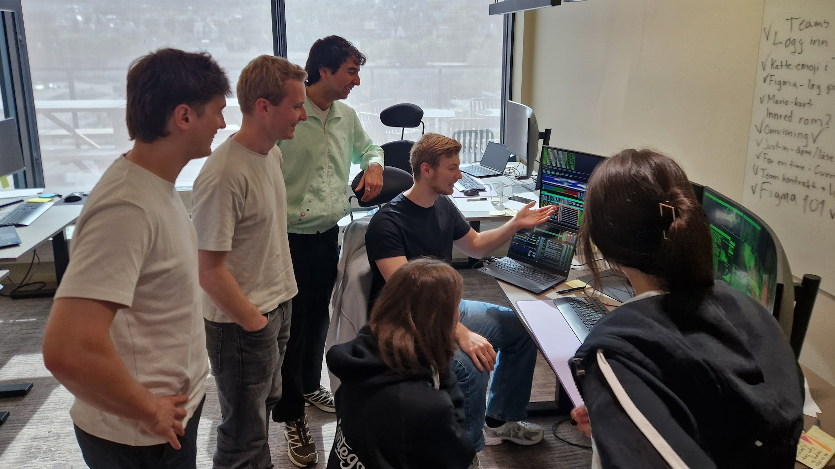 Studentene får veiledning på kode