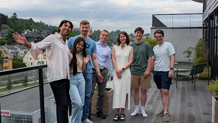 Studentene står på verandaen på Bergenskontoret