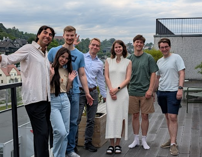 Studentene står på verandaen på Bergenskontoret