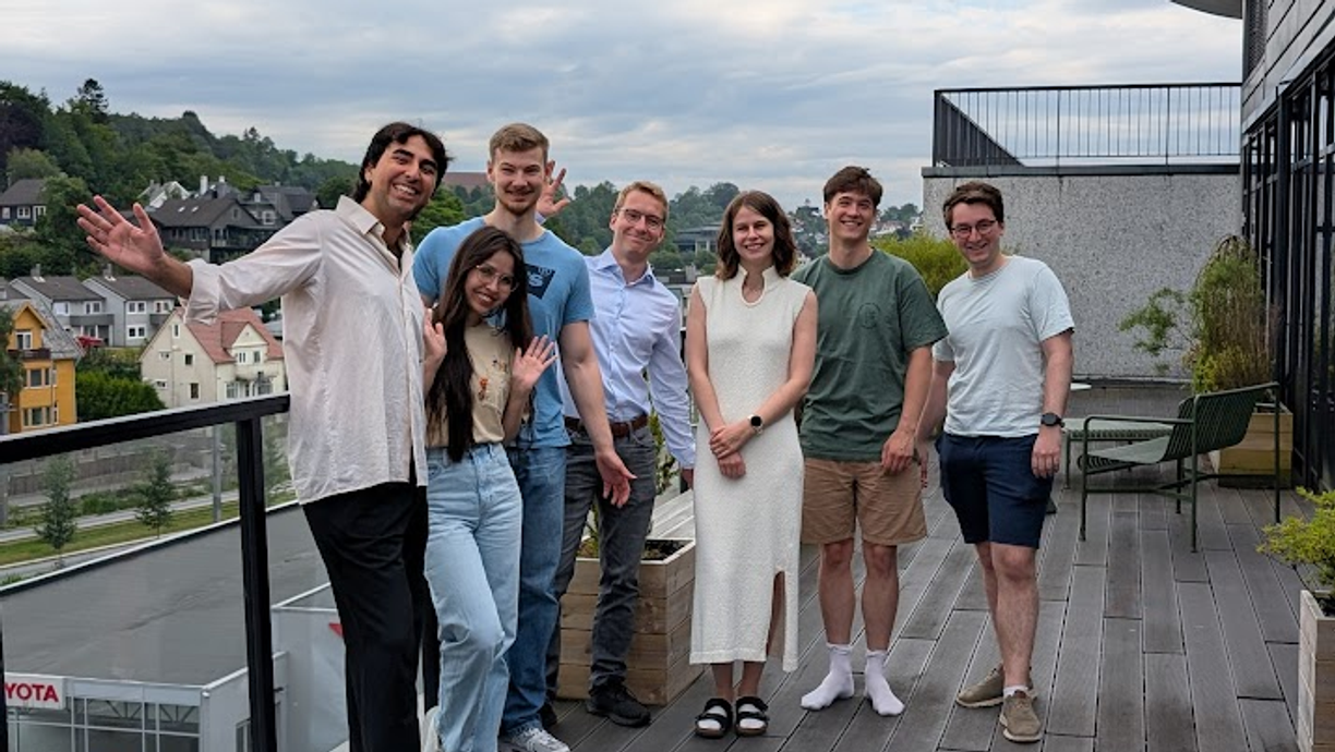 Studentene står på verandaen på Bergenskontoret