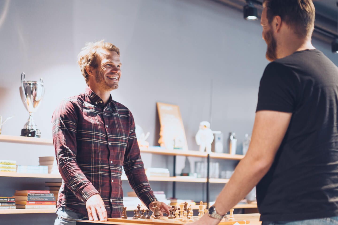 Pål Einar og Martin spiller sjakk