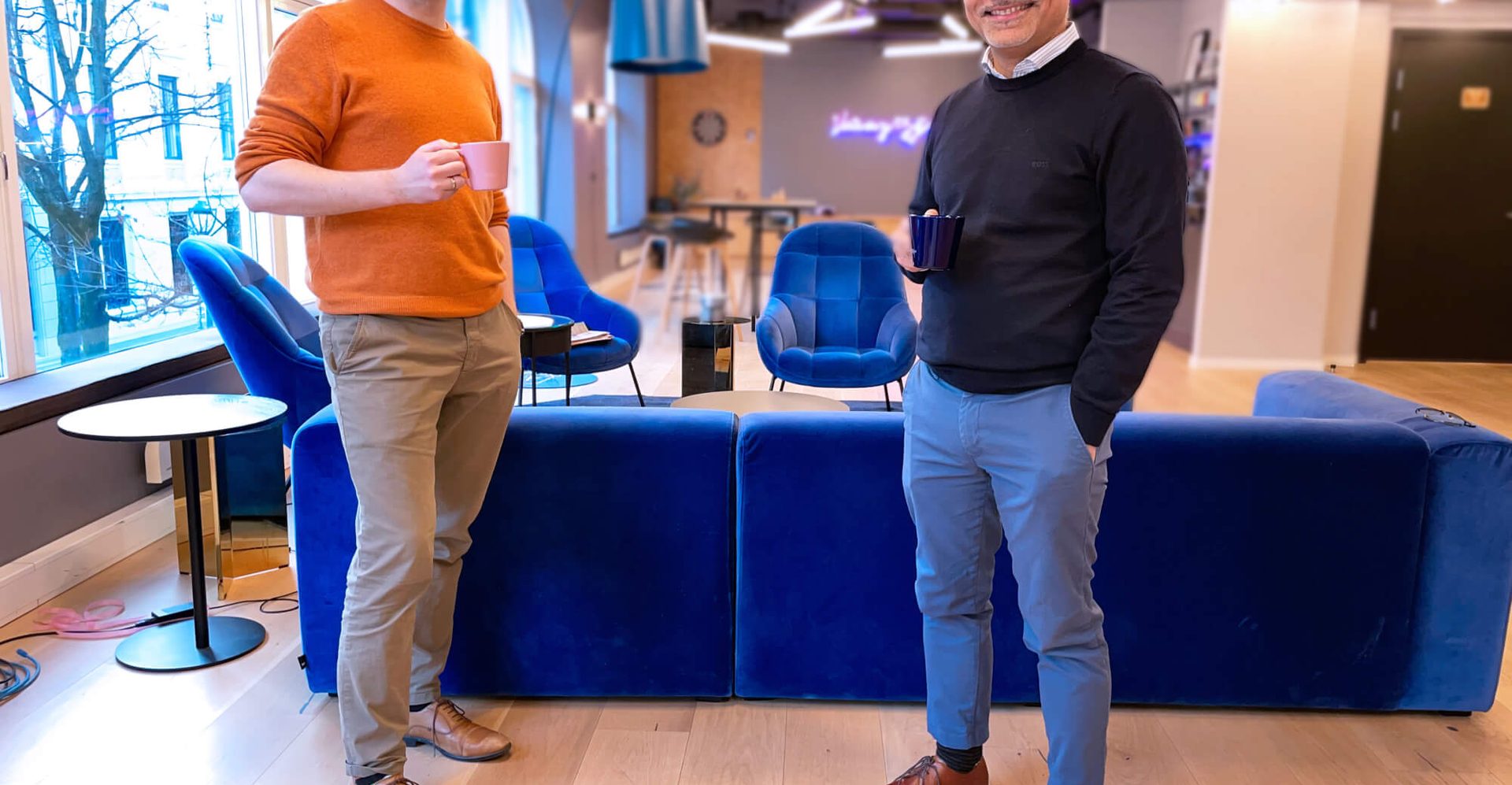 Erland Rustebakke og Abid Ali Teepo foran en blå sofa