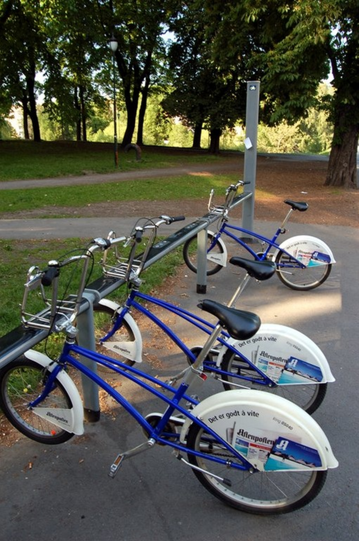 Bilde av tre oslo bysykler stående parkert