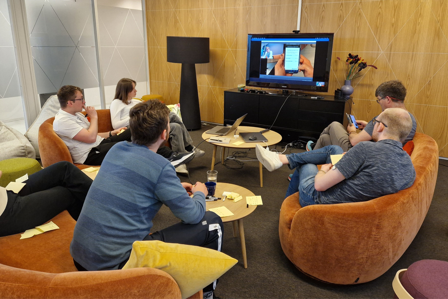Gruppe mennesker foran en tv